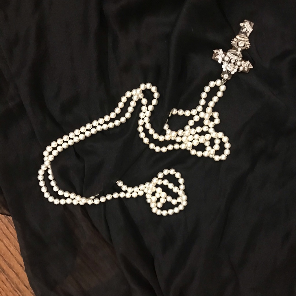 Pearl Necklace With Rhinestone Cross